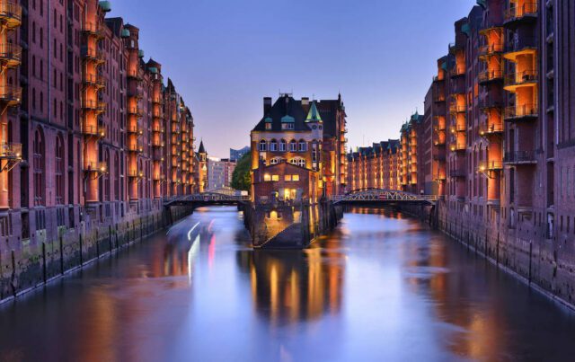 Welterbestätte in Deutschland entdecken. Das Bild zeigt die Hamburger Speicherstadt bei Sonnenuntergang. Die Speicherstadt gehört zu den 51 Welterbestätten in Deutschland
