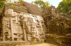 Belize: Reiseziel für Entdecker und Naturfans Bild zeigt eine gut erhaltene Maske eines Maya-Herrschers in Lamanai, Belize, die aus einem Krokodil-Kopfschmuck hervorgeht