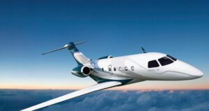 Ist Business Aviation schädlich für das Klima? Schadet Business Aviation dem Klima? Bild zeigt einen Privatjet über den Wolken. Im Hintergrund Sonnenlicht.