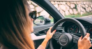 Slowenien erhöht wieder die Autobahnmaut Slowenien erhöht Mautgebührt: Bild zeigt eine Frau am Steuer eines Audi auf einer Autobahn