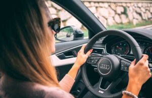 Slowenien erhöht wieder die Autobahnmaut Slowenien erhöht Mautgebührt: Bild zeigt eine Frau am Steuer eines Audi auf einer Autobahn
