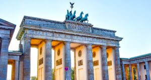 Was Österreicher an Deutschland so lieben Österreicher reisen gern nach Berlin. Bild zeigt das Brandenburger Tor imit Menschen in der Nachmittagssonne