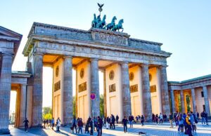 Was Österreicher an Deutschland so lieben Österreicher reisen gern nach Berlin. Bild zeigt das Brandenburger Tor imit Menschen in der Nachmittagssonne