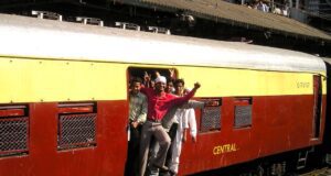 Inder sind jetzt die neuen Reiseweltmeister Inder sind die neuen Reiseweltmeister. lieben das Reisen: Bild zeigt einen Zug in Indien mit Menschengruppe bei der Wagontüre