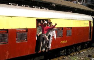 Inder sind jetzt die neuen Reiseweltmeister Inder sind die neuen Reiseweltmeister. lieben das Reisen: Bild zeigt einen Zug in Indien mit Menschengruppe bei der Wagontüre