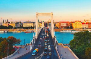 In Ungarn mit der richtigen Vignette reisen Autofahrer brauchen für die Benüzuing vom Autobahnen und Schnellstraßen eine Vignette. Bild zeigt dir Kettenbrücke in Budapest mit vielen Autos in einem Verkehrsstau