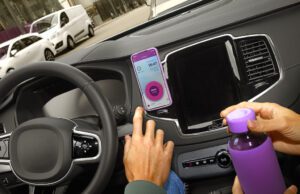 Einfache Parkkostenabrechnung für Firmen Parkkostenabrechnung einfach für Unternehmen: Bild zeigt die App auf einem Mobiltelefon am Armaturenbrett