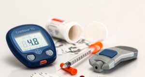 Mit Diabetes mellitus durch Zeitzonen reisen Mit Diabetes mellitus auf Reisen gehen: Bild zeigt Zuckermessgeräte, Insulinspritze und Teststreifen