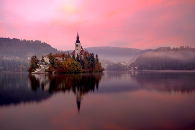 Reiseland Slowenien: Bild zeigt eine Insel mit einer Kirche im Bieder See