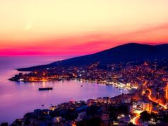 Albanien will zum Urlaubshit in 2026 werden Albanien: Küste bei Saranda im Lichte der untergehenden Sonne