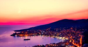 Albanien will zum Urlaubshit in 2026 werden Albanien: Küste bei Saranda im Lichte der untergehenden Sonne
