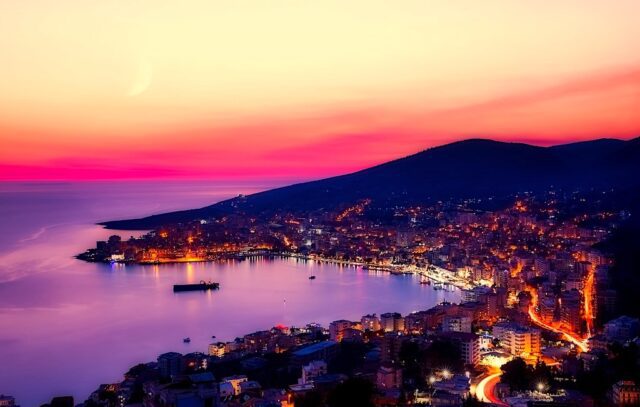 Albanien: Küste bei Saranda im Lichte der untergehenden Sonne