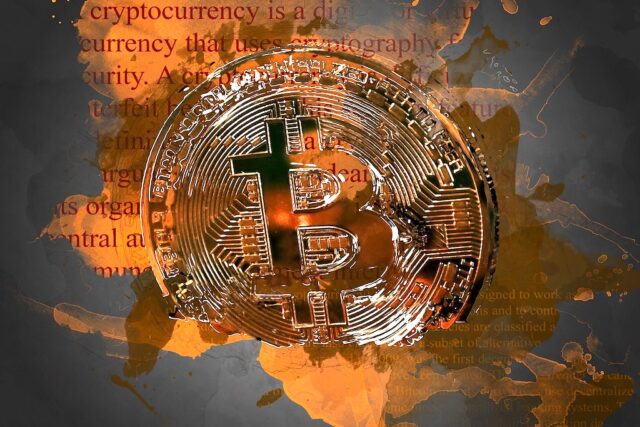 Geld mit Kryptowährungen verdienen: Bild zeigt vorm Hintergrund einer Landkarte eine digitalisierte Bitcoin-Münze