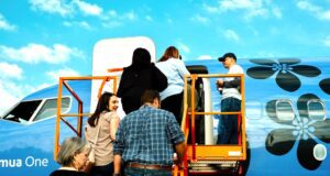 Billigflüge werden teurer und nicht billiger Billigflüge werden Teurer und nicht billiger: Bild zeigt, wie Passagiere auf der Gangway an Bord eines Billigfliegers gehen
