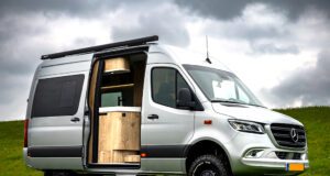 Reisemobile mit luxuriösem Yacht-Komfort Reisemobile mit Komfort und Luxus wie auf einer Yacht: Bild zeigt ein Reisemobil von außen mit geöffneter Tür