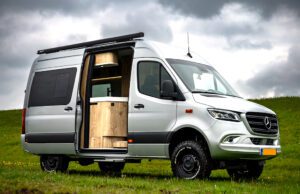 Reisemobile mit luxuriösem Yacht-Komfort Reisemobile mit Komfort und Luxus wie auf einer Yacht: Bild zeigt ein Reisemobil von außen mit geöffneter Tür