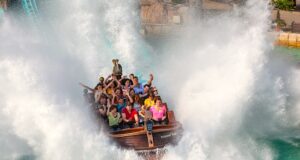 Wo Familien in Deutschland gerne urlauben Familien lieben Freizeitangebote in Deutschland: Bild zeigt Urlauber bei einer Fahrt mit der Wasserachterbahn im Europa Park