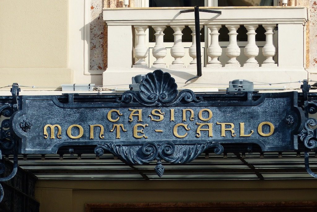 Reiseziele für Gambler: Bild zeigt die das Namensschild der Spielbank von Monte Carlo von außen