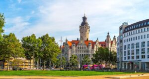 Podcast: Hören, was Leipzig zu sagen hat Ein Podcast aus Leipzig: Bild zeiht das Rathaus mit einem Park in Leipzig