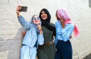 Mode für Muslimas: Tipps und Outfit-Ideen Chice Mode für Muslimas: Bild zeigt drei junge Mädchen mit Kopftuch. Sie machen ein Selfie