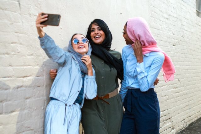 Chice Mode für Muslimas: Bild zeigt drei junge Mädchen mit Kopftuch. Sie machen ein Selfie