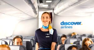 Discover Airlines ist der neue Ferienflieger Neue Farben, neue Uniformen: Discover Airlines ist der neue Ferienflieger. Bild zeigt Stewardess in neuer Uniform in der Kabine des Jets