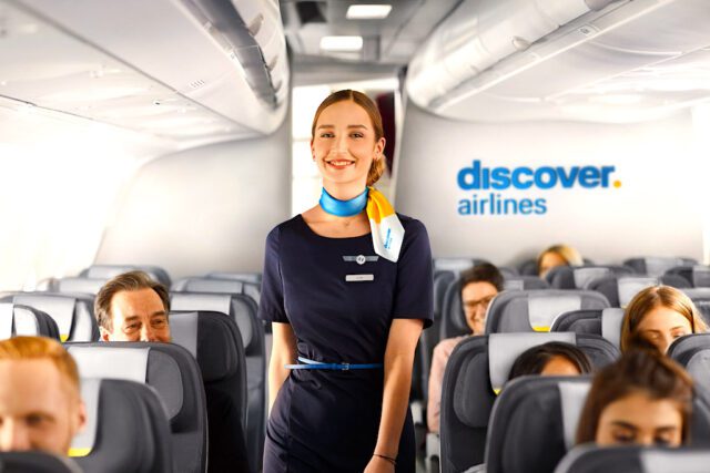 Neue Farben, neue Uniformen: Discover Airlines ist der neue Ferienflieger. Bild zeigt Stewardess in neuer Uniform in der Kabine des Jets