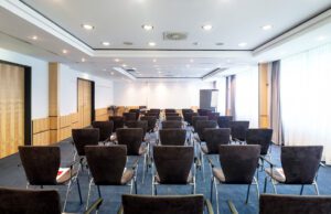 Wo Ihr MICE-Event in besten Händen ist MICE-Location IntercityHotel Wien: leerer Konferenzsaal mit drei Reihen Bestuhlung