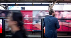 Senioren reisen billig auch ohne Vorteilscard Senioren reisen billig ohne Vorteilscard: Bild zeigt einen Mann am Bahnsteig mit einem vorbeifahrenden Zug