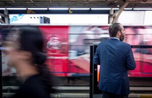 Senioren reisen billig auch ohne Vorteilscard Senioren reisen billig ohne Vorteilscard: Bild zeigt einen Mann am Bahnsteig mit einem vorbeifahrenden Zug