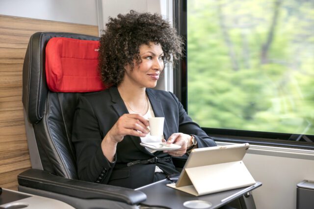AIRail im 30-Mimnutentakt AIRail im 30-Minutentakt. AIRail verbindet die Stadtzentren von Linz, Salzburg und Graz mit dem Flughafen Wien. Bild zeigt eine Frau mit Kaffeetasse in einem Zugabteil