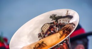 Einheimische und Touristen – wie geht das? Einheimische und Tourismus: Bild zeigt eine Tut, in der sich ein Tiroler Ort spiegelt