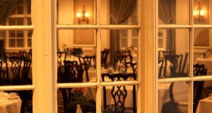 Michelin, Falstaff, Gault-Millau und der Futterneid Guide MIchelin: Blick durch ein Fenster in das Innere eines eleganten Restaurants