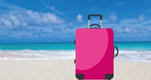 Urlaubsreisen: Wo ist es im Winter warm? Urlaubsreisen: Wo ist der Winterwarm? Bild zeigt einen pinken Koffer an einem Sandstrand, im Hintergrund ist das blaue Meer zu sehen
