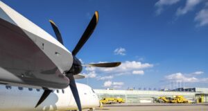 Ist Verbot von Inlandsflügen Rohrkrepierer? Verbot von Inlandsflügen schadet dem Standort Österreich: Flughafen Graz mit Propeller eines Flugzeugs, im Hintergrund das Flughafengebäude