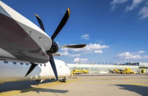 Ist Verbot von Inlandsflügen Rohrkrepierer? Verbot von Inlandsflügen schadet dem Standort Österreich: Flughafen Graz mit Propeller eines Flugzeugs, im Hintergrund das Flughafengebäude