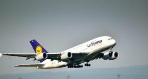 Werden Inlandsflüge in der EU verboten? Werden Inlandsflüge in der EU verboten: Bild zeigt einen Lufthansa Airbus beim Steigflug in der Luft