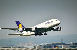 Werden Inlandsflüge in der EU verboten? Werden Inlandsflüge in der EU verboten: Bild zeigt einen Lufthansa Airbus beim Steigflug in der Luft