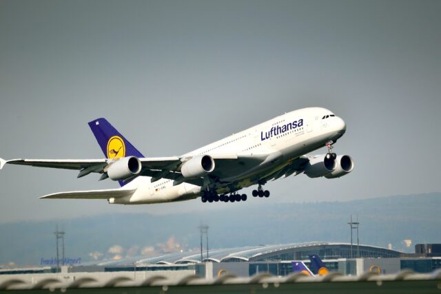 Werden Inlandsflüge in der EU verboten? Werden Inlandsflüge in der EU verboten: Bild zeigt einen Lufthansa Airbus beim Steigflug in der Luft