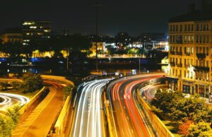 Free Flow Maut ohne Schranke in Frankreich Free Flow Maut in Frankreich: Autobahn bei Nacht in Lyon. bunte Lichtstreifen markieren die fahrenden Autos
