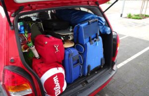 Mit dem Auto sicher in den Urlaub reisen Mit dem Auto verreisen: Bild zeigt einen mit Taschen und Koffern überladenen Kofferraum