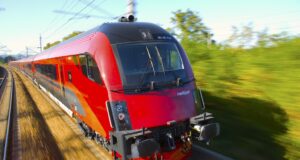 Rail Europe erweitert buchbare Bahnreisen Rail Europe: Roter Railjet der ÖBB unterwegs mit hoher Geschwindigkeit