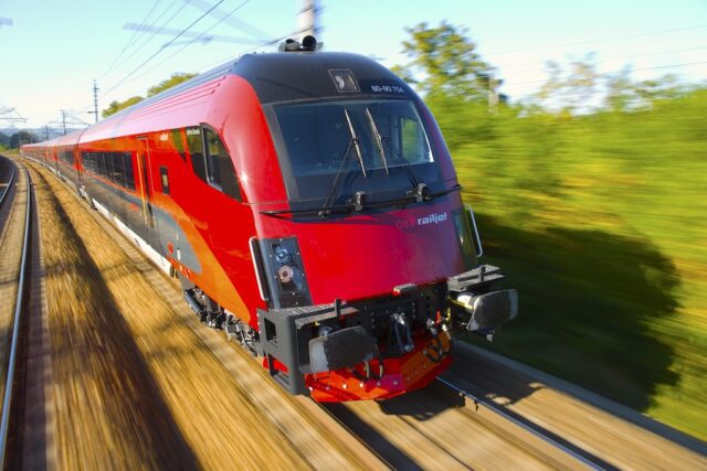Rail Europe: Roter Railjet der ÖBB unterwegs mit hoher Geschwindigkeit