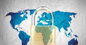 Cybersecurity auf Dienstreisen mehr gefragt Bild zeiht die Weltkarte mit allen Kontinenten und ein gelbliches Sicherheitsschloss, dass das Thema Cybersecurity symbolisieren soll