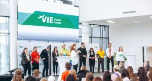 Airport Job Day am Flughafen Wien Beim vierten „Airport Job Day“ können sich Interessierte rund um operative Jobs am Flughafen Wien informieren. Credit: Flughafen Wien. Zu sehen ist ein Saal am Flughafen Wien mit vielen Bewerbern für einen Job