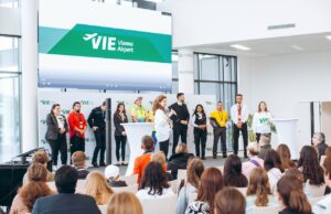 Airport Job Day am Flughafen Wien Beim vierten „Airport Job Day“ können sich Interessierte rund um operative Jobs am Flughafen Wien informieren. Credit: Flughafen Wien. Zu sehen ist ein Saal am Flughafen Wien mit vielen Bewerbern für einen Job