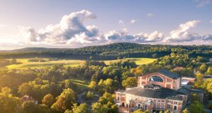 Es fährt ein Luxuszug nach Bayreuth … Luftbildaufnahme zeigt das Festspielhaus in Bayreuth, umgeben von einem Wald im Nachmittagslicht