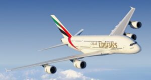 Luftbrücke nach Dubai ist ein Urlauber-Hit Der zweistöckige Airbus A380 von Emirates in der Luft.