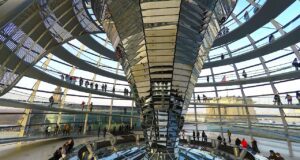 Incoming sorgt für volle Kassen und Hotels! Bild zeigt die Kuppel des Bundestags in Berlin von innen mit Besuchern