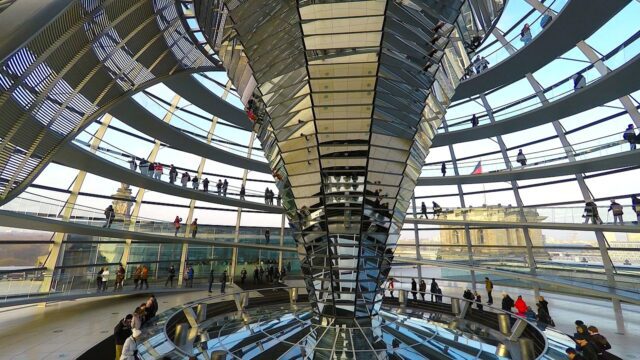 Incoming sorgt für volle Kassen Bild zeigt die Kuppel des Bundestags in Berlin von innen mit Besuchern